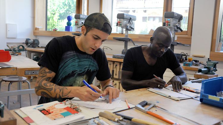 Flüchtlinge lernen heute erheblich schneller Deutsch als frühere Migrantengenerationen. Nach fünf bis sechs Jahren dürften sie die Beschäftigungsquote der Inländer erreichen.