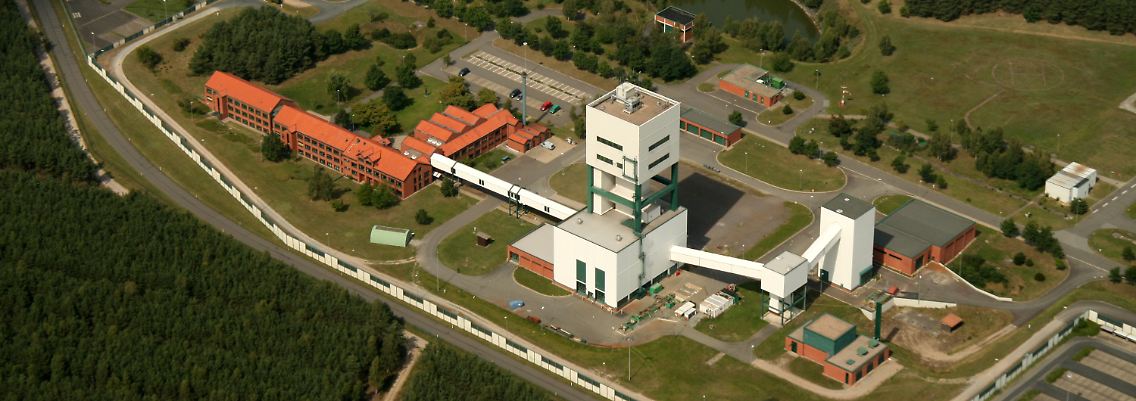 Ursprünglich sollten in Gorleben Endlagererkundung, Zwischenlager und Wiederaufbereitunsanlage stehen. Der von Anfang an massive Protest hat letztere verhindert.
