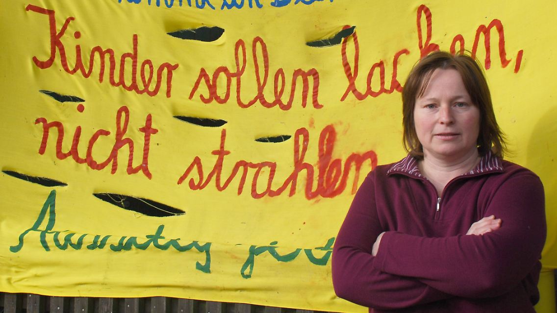 Bäuerin Giesela Webbs aus Quickborn vor einem Protestplakat.