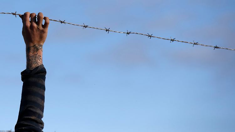 Bislang steht in Calais noch ein Zaun. Doch den können die Flüchtlinge immer wieder überwinden. Deswegen soll er nun durch eine Mauer ersetzt werden.