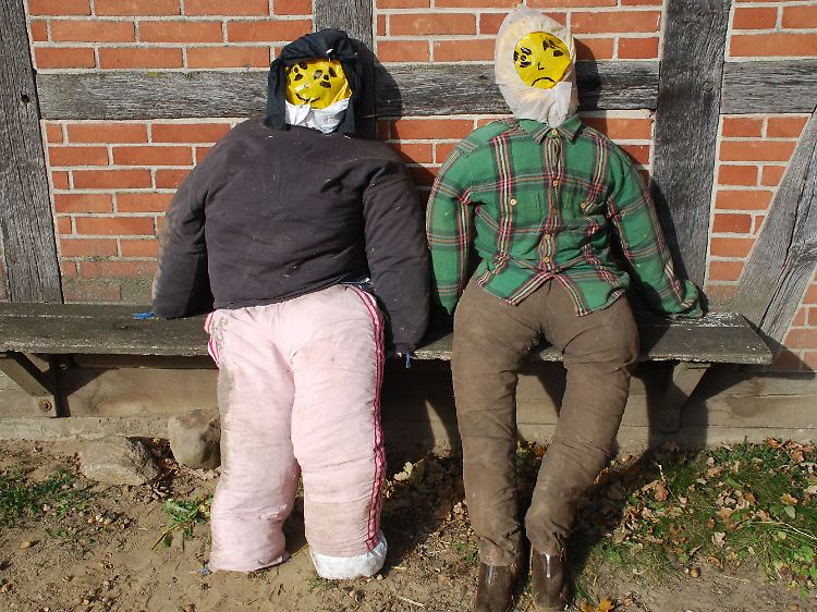 Strohpuppen, die verstrahlte Menschen darstellen sollen in dem Dorf Gusborn nahe Gorleben.