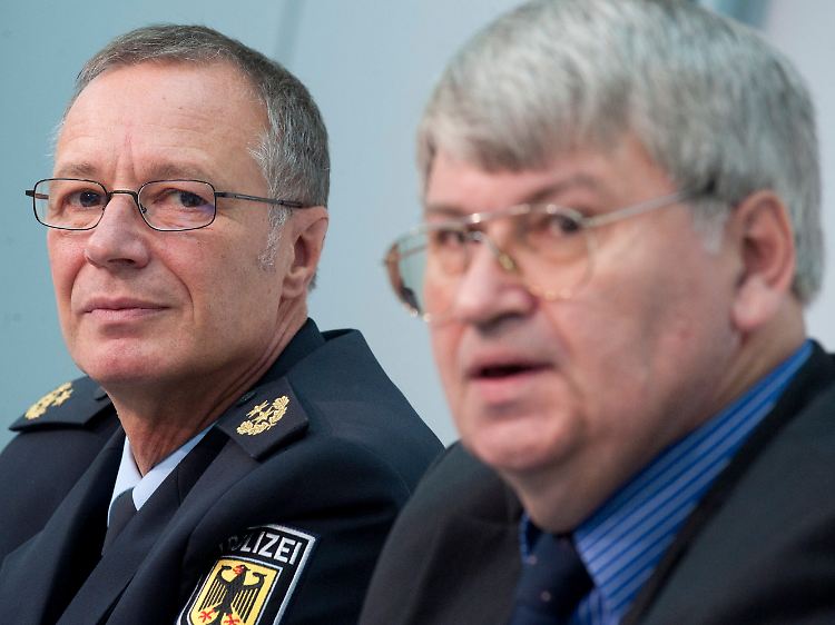 Thomas Osterroth (l.), Einsatzleiter der Bundespolizei, und Lüneburgs Polizeipräsident und Einsatzleiter Friedrich Niehoerster kündigen ein konsequentes Durchgreifen an.