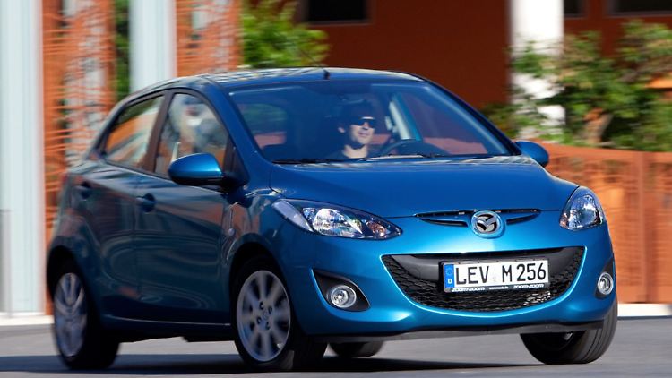Kommt nun mit einem Lächeln um die Ecke: Der Mazda 2 hat ein überarbeitetes Design und neue Antriebe bekommen.