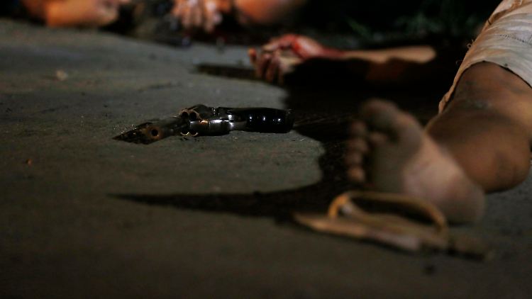 Die Leichen zweier mutmaßlicher Drogendealer liegen in den Straßen von Manila.