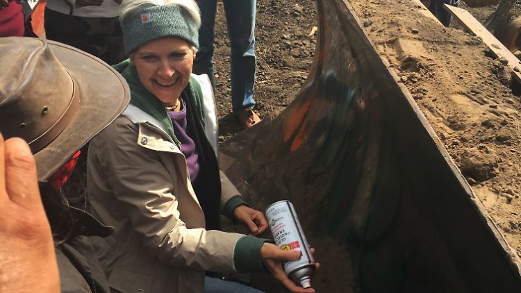 Jill Stein besprüht einen Bulldozer - das bringt ihr nun Ärger ein.