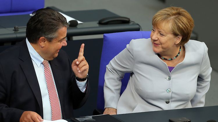 Für Sigmar Gabriels SPD geht es leicht bergauf. An die Popularitätswerte von Angela Merkel kommt er jedoch nicht heran.