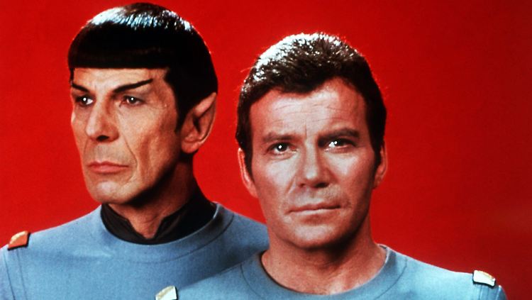 Bis heute kennt die beiden fast jeder: Leonard Nimoy als Crewmitglied Spock vom Planeten Vulkan (l.) und William Shatner als Captain James T. Kirk, Commander des Raumschiffes Enterprise.