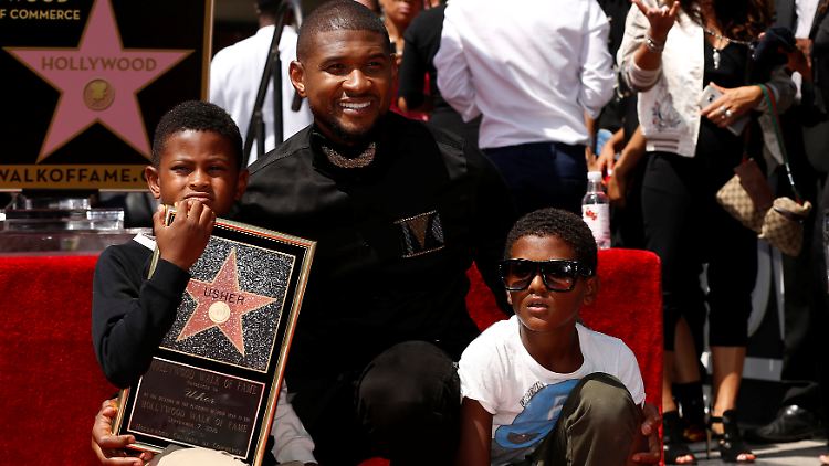 Usher mit seinen Söhnen Usher Terry Raymond (l.) and Naviyd Ely Raymond. 