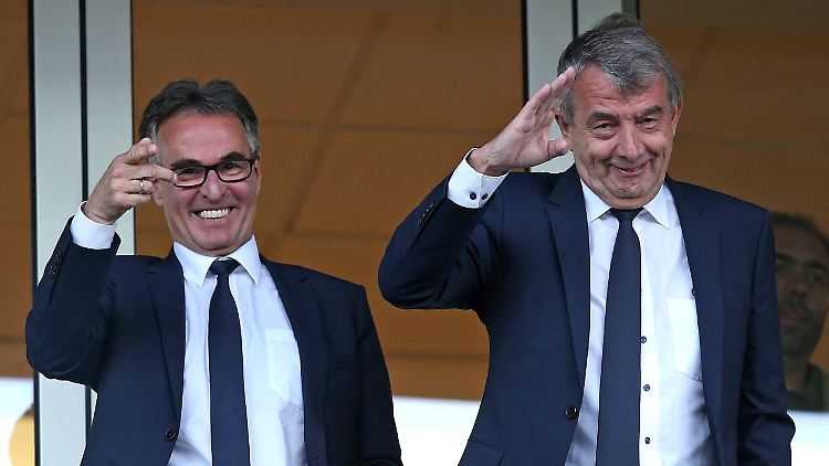 Nun auch er: Helmut Sandrock, hier im Jahr 2015 mit Wolfgang Niersbach.