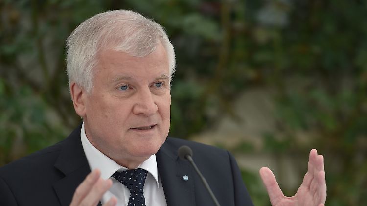 Seehofers CSU tritt in den Wettbewerb um Rentenkonzepte ein.