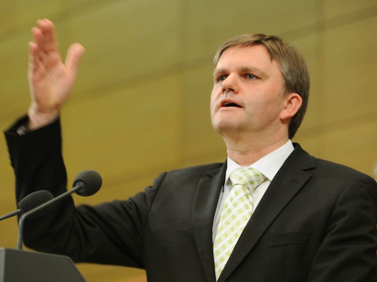 Niedersachsens Innenminister Uwe Schünemann schlägt eine Änderung der Verfassung vor, um bei Terrorgefahr den Abschuss von Verkehrsflugzeugen zu ermöglichen.