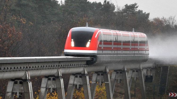 Der Transrapid 09 auf der Versuchsstrecke im Emsland.