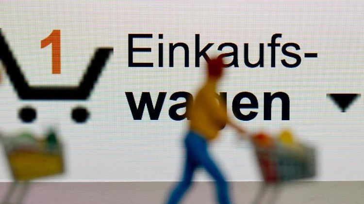 Was im Online-Shop selbstverständlich ist, kann im laden ganz anders aussehen. Oftmals ist der Umtausch im Geschäft reine Kulanzsache, während im Online-Shop ein Widerrufsrecht von 14 tagen gilt.