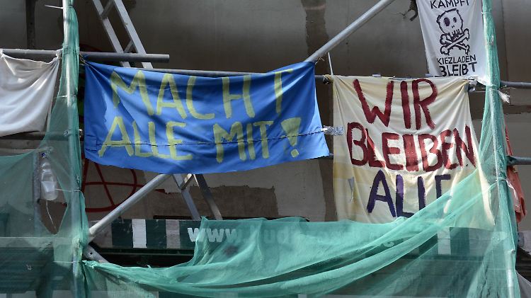In Berlin-Neukölln wehren sich die Bewohner gegen die Sanierung ihres Wohnhauses. Sie fürchten höhere Mieten. 