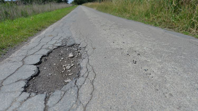 Ob Schlaglöcher oder undichte Dächer von Schulen - mit Bundesmitteln sollen die Kommunen ihre Infrastruktur sanieren.