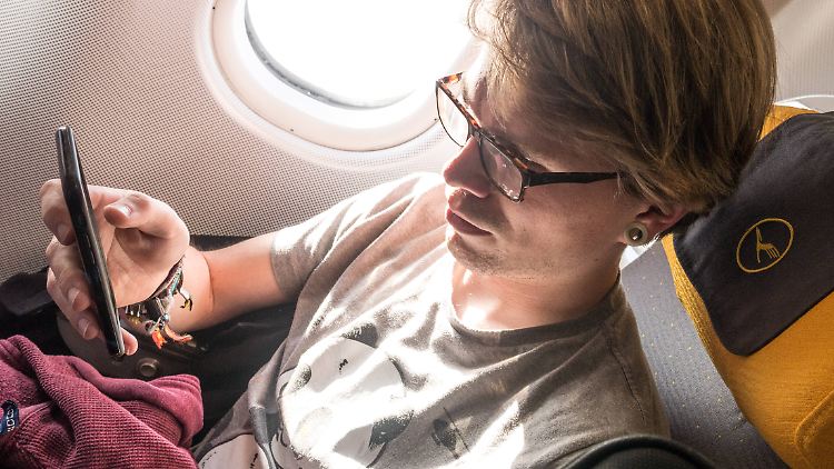 Weil das Smartphone überhitzen kann, warnt die US-Luftverkehrsaufsicht vor der Benutzung im Flugzeug. 