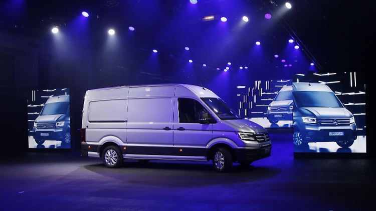 Mit viel Aufwand präsentiert Volkswagen den neuen Crafter und läutet damit den Angriff auf den Mercedes Sprinter ein.