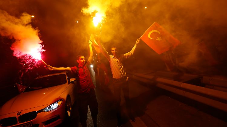 Autos mit Türkei-Flaggen im Fenster sind gern gesehen, Nummernschilder mit den Buchstaben F und G überhaupt nicht.