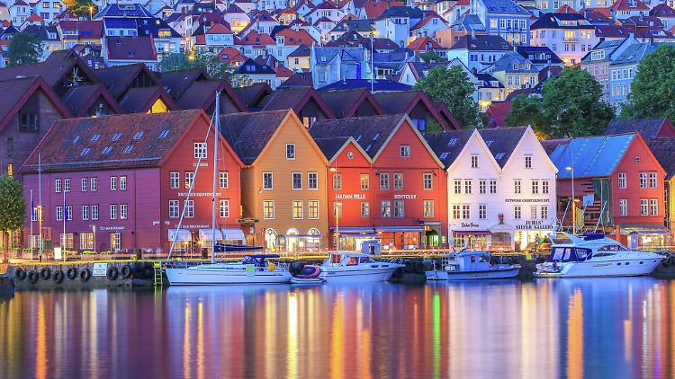Diese bunten Hausfassaden aus Bergen sind berühmt - und wirken am Abend besonders schön.