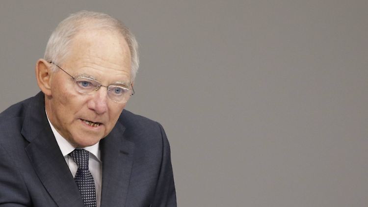 Im Gegensatz zum Wirtschaftsminister will Schäuble den Existienzminimumbericht nicht abwarten.
