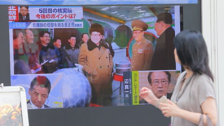 Passantin in Tokio: Die Nachbarstaaten Nordkoreas wollen Pjöngjang von seinem Atomprogramm abbringen.