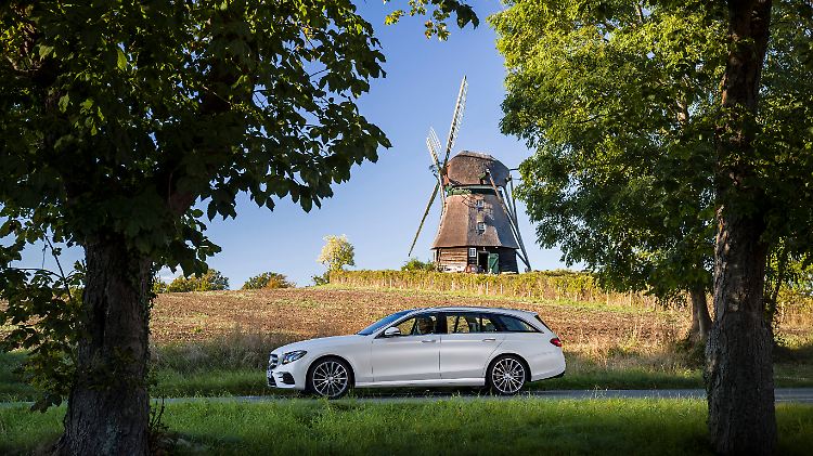 Dank seiner abfallenden Dachlinie und einem sehr dynamischen Heck macht das neue T-Modell der E-Klasse eine richtig gute Figur.