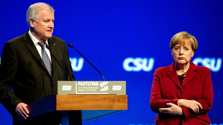 Merkel dürfte keine guten Erinnerungen an den letzten CSU-Parteitag haben, als Seehofer ihr auf der Bühne eine Standpauke hielt.