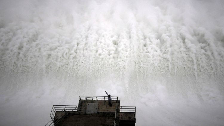 Klein wirkt der Mensch gegenüber Geldströmen und Wassermassen: Im Herbst 2010 weiß sich die US-Notenbank nicht anders zu helfen, als die Geldschleusen erneut sperrangelweit zu öffnen.