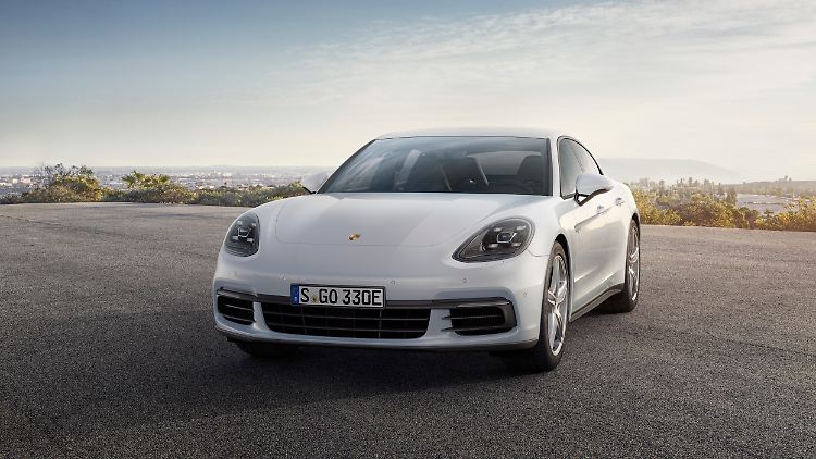 Die Preise für den Porsche Panamera 4 E-Hybrid starten bei 107.553 Euro. 