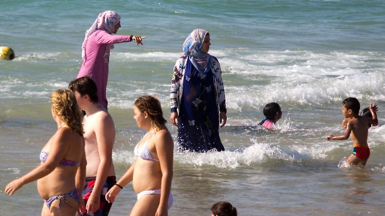 Anders als in Frankreich sind Frauen in langer Badekleidung an israelischen Stränden ein gewohntes Bild - wie hier in Tel Aviv.