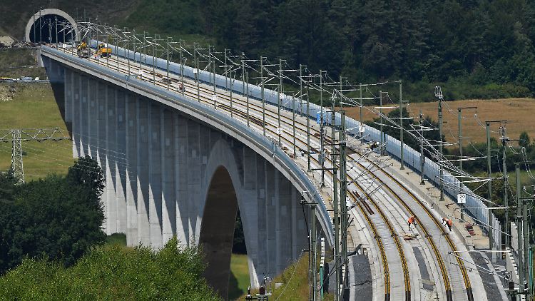Die Hügel des Thüringer Waldes waren eine Herausforderung für die Ingenieure. 41 der 107 neuen Schienenkilometer führen durch Tunnel. 