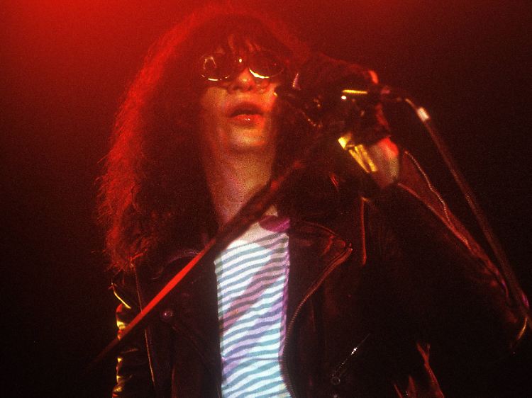Joey Ramone alias Jeffrey Hyman war der Sänger der Band und Exfreund von Linda. Er starb 2001 im Alter von 49 Jahren an einem Lymphom.