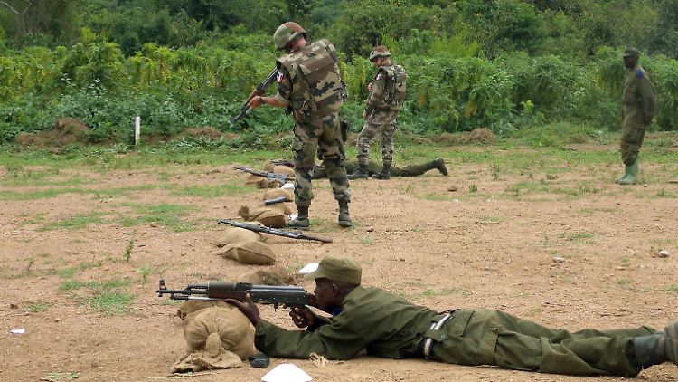 Soldaten aus mehreren europäischen Ländern bilden in Afrika unter anderem somalische Rekruten aus. 