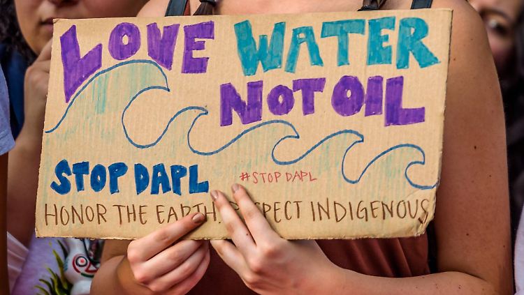 In mehreren Städten der USA protestieren Menschen gegen den Pipeline-Bau. Die größte Sorge ist vor allem die Verschmutzung des Grundwassers durch den Bau.