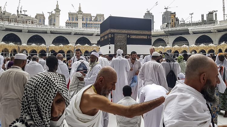 Muslimische Pilgerer umkreisen die Kaaba in Mekka im Vorfeld des Hadsch.