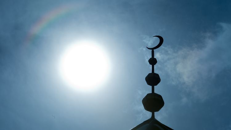 Der Halbmond auf dem Minarett der Abubakr Moschee in Frankfurt am Main.