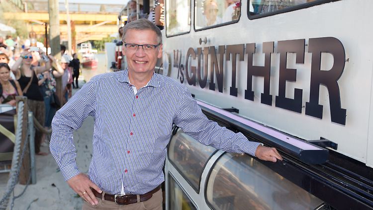Ein Mann ein Wort: Günther Jauch im Hafen von Münster.