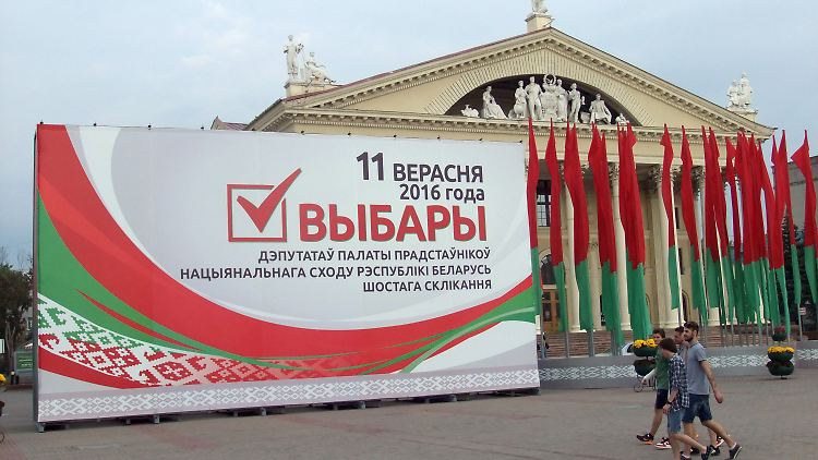 Auf großen Plakaten fordert die weißrussische Führung die Bevölkerung auf, wählen zu gehen.