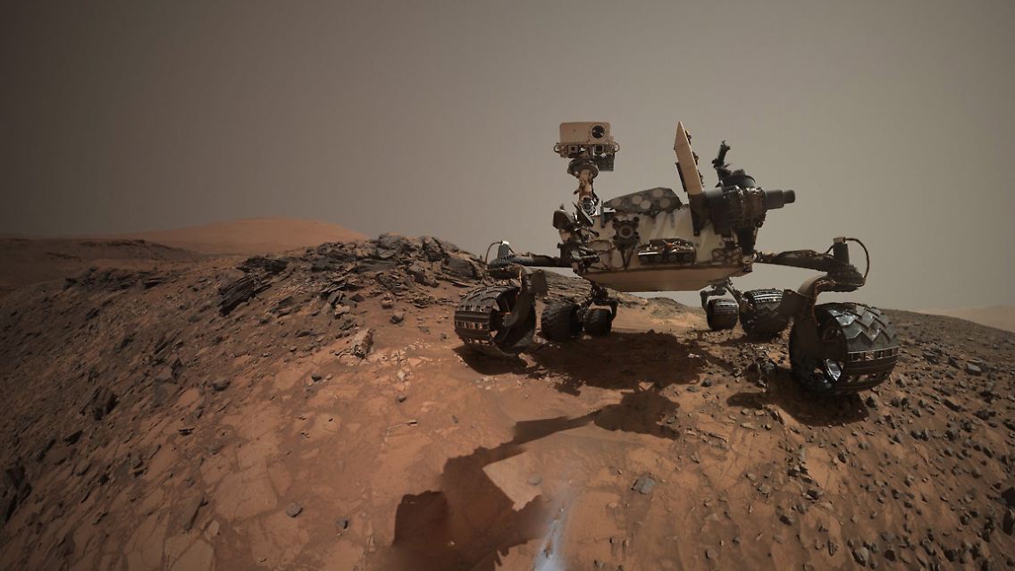 Mit fast 900 Kilogramm und 3 mal 2,8 Metern ist er der größte mobile Forschungsroboter, der bislang auf den roten Planeten geschickt wurde.