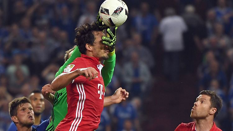 Bayerns Mats Hummels, hier liebevoll von seinem Torwart Manuel Neuer berührt, kam auf Schalke mit einem blauen Auge davon.
