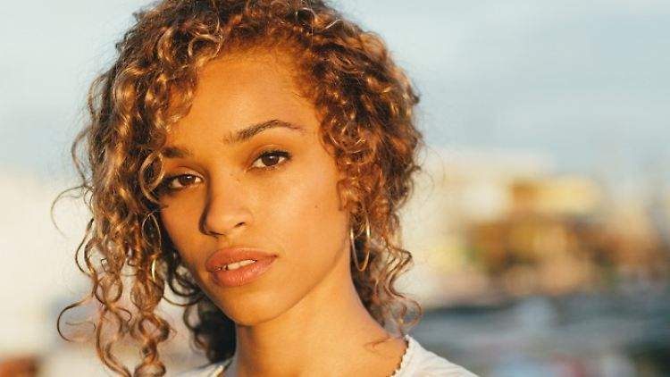 Wer auf guten Soul-Pop steht, kommt an Izzy Bizu nicht vorbei.