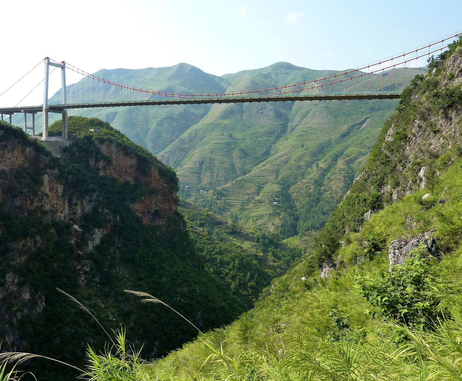 Die Liste der 20 höchsten Brücken beginnt, wo sie auch endet: in China. Seit 2003 überspannt die Azihe-Brücke in 247 Metern Höhe ein Tal in Südchina.
