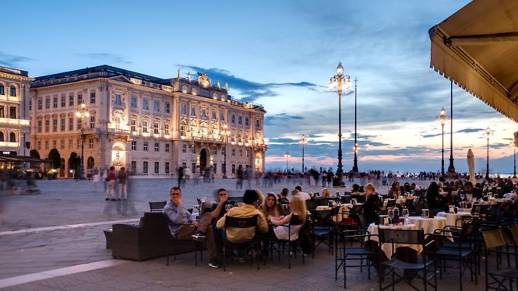 Am Abend ist die Piazza ein belebter Platz für Einheimische und Touristen.