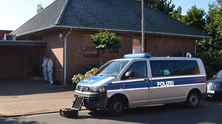 Spurenermittler stehen im niedersächsischen Stade-Bützfleht  vor dem Einfamilienhaus des HSV-Investors. 