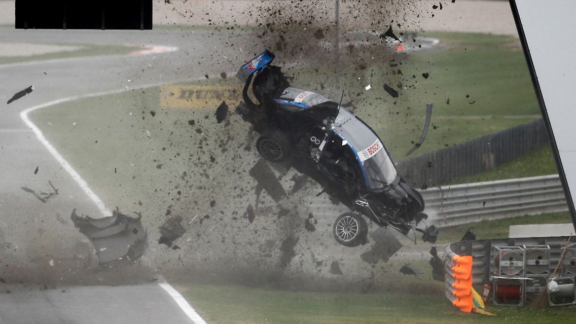 Dieser schwere Unfall von Alexandre Prémat in Adria kostete Audi rund 800.000 Euro.