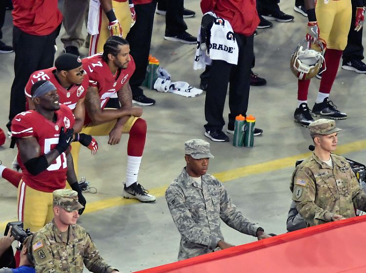 Colin Kapernick (Nr. 7) und Teamkollege Eric Reid (Nr. 35) knien während der US-Nationalhymne.