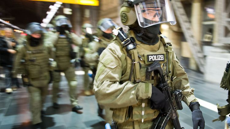 Die Beamten der GSG9 (hier bei einer Übung) durchsuchten im Auftrag der Bundesanwaltschaft drei Flüchtlingsunterkünfte und mehrere Wohnungen.