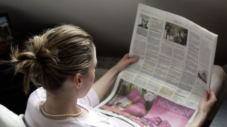 Junge Menschen greifen immer seltener zur echten Zeitung.