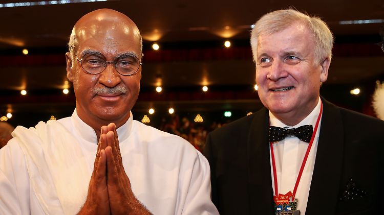 Selbstironie kann er: Im Februar 2015 verkleidete Söder sich als Mahatma Gandhi. Tiger war er bislang noch nicht - vielleicht eine Idee für 2017?