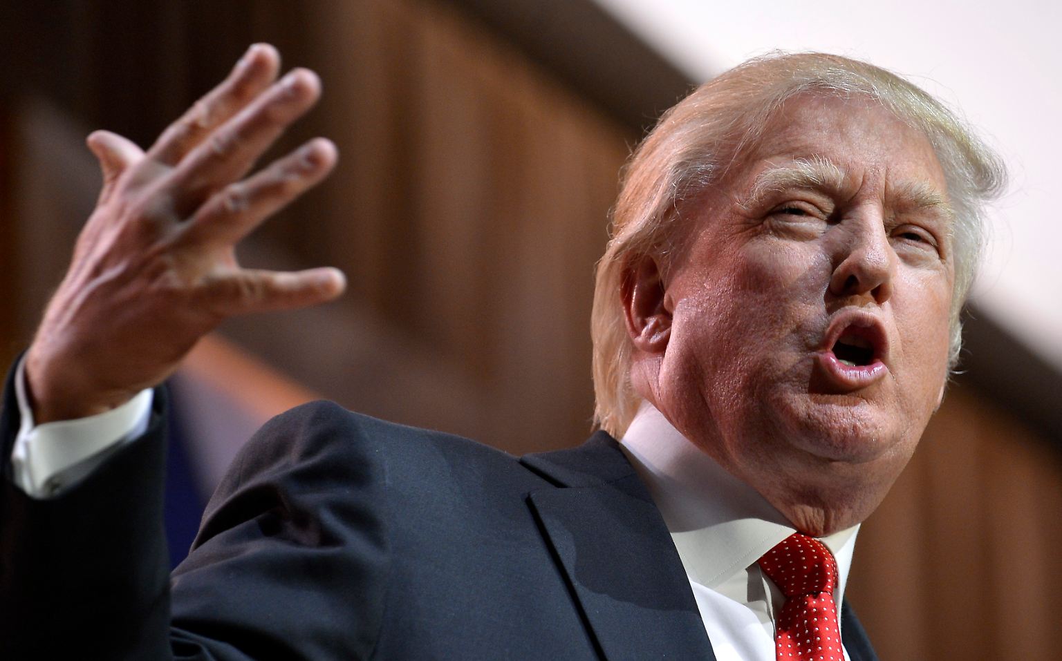 Donald Trump hat als Präsidentschaftskandidat eigentlich gerade genug zu tun - doch jetzt eröffnet er in Washington auch noch sein eigenes Hotel. Ja, wohin soll auch das ganze Geld - da kann man doch auch mal locker 200 Millionen Dollar in ein Luxushotel investieren.